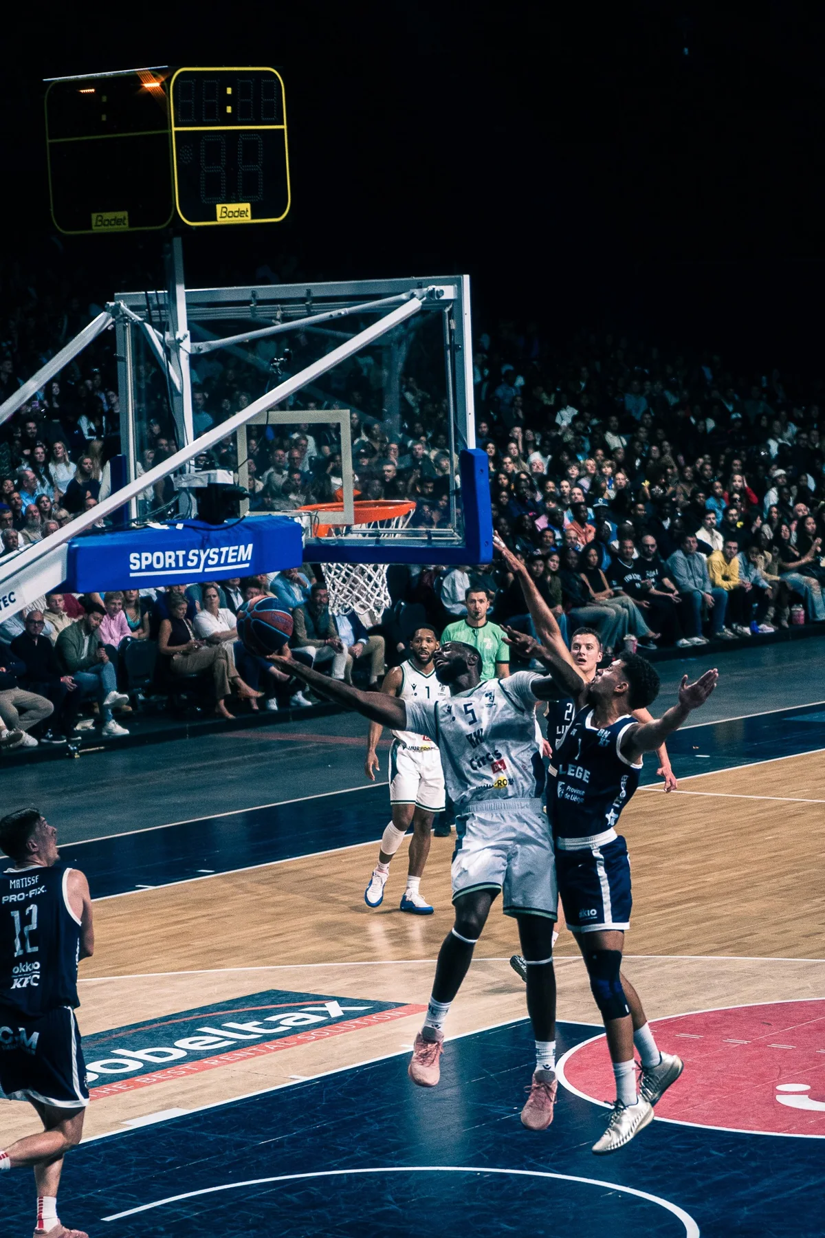 Through contact — basketball sports photography by AIV Media